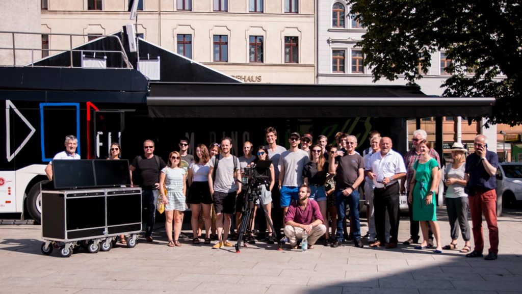 Grupowe zjęcie uczestników kursu audiowizualnego w Goerlitz przed Cinebusem.