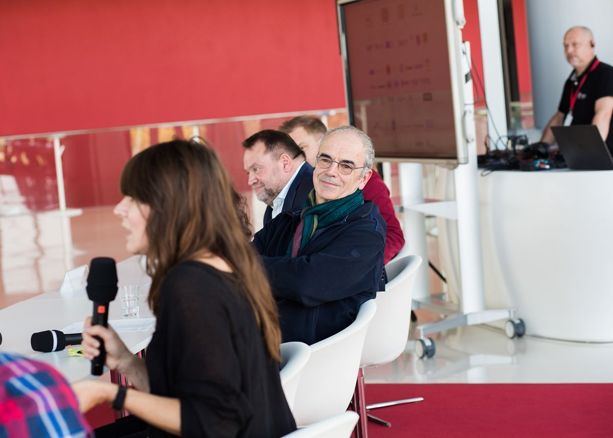 Podczas konferencji prasowej zapowiadającej Plenery Film Spring Open na pierwszym planie przemawia rezyserka Małgorzata Szumowska i Sławomir Idziak