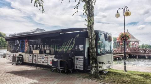 Cinebus zaparkowany w Ostródzie - podczas kursu audiowizualnego