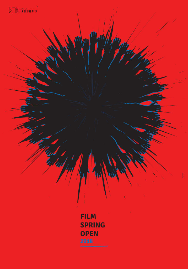 Plakat Plenery Film Spring Open 2018 przedstawia rozpędzoną tocząca się kulę złaożoną z rąk. Czerwone tło czarne ręce z niebieskim światłem od brzegu